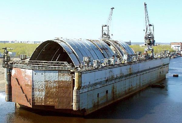 Nhà máy đóng tàu Sevmash, nhà máy này có 1 ụ nổi Sukhona với chiều dài 202m, rộng 46m.