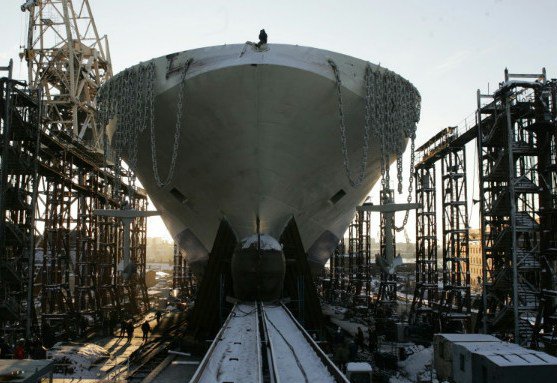 Nhà máy đóng tàu Baltic, nhà máy này có 3 khu vực đóng tàu và 1 đường trượt có chiều dài 350m, cho phép hạ thủy tàu có lượng giãn nước đến 100.000t