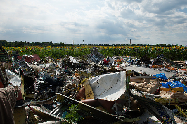Một mảnh vỡ máy báy tại hiện trường vụ tai nạn thuộc miền đông Ukraine.