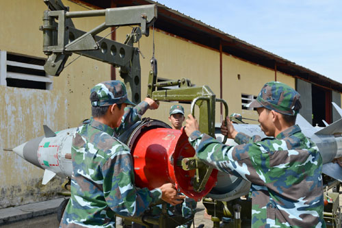 Lắp đầu đạn cho tên lửa.