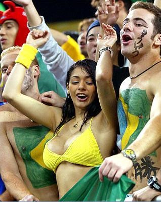 Nàng fan Brazil nổi như cồn nhờ lộ vòng một