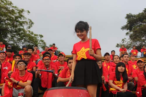 Một fan nữ lên thử đánh trống cổ vũ Việt Nam