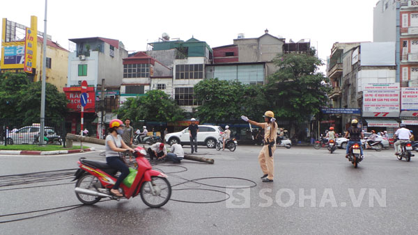 CSGT kịp thời đến hiện trường để phân làn đường