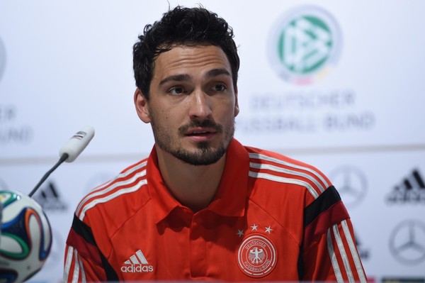 Hummels thực sự hợp với bộ râu ngắn vừa phải như thế này hơn là bộ râu rậm như hiện tại.