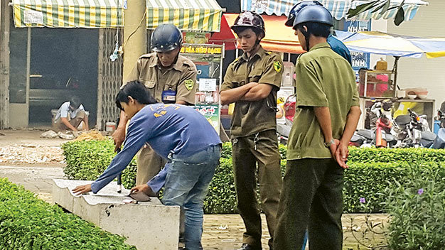 Tổ tuần tra kiểm tra một đối tượng nghi vấn tàng trữ ma túy. Người này là một nhân vật mua bán ma túy mà chúng tôi bắt gặp trong những ngày thực hiện phóng sự này. Tuy nhiên tổ tuần tra không bắt được quả tang vì “hàng” đã được giấu kín ở chỗ khác