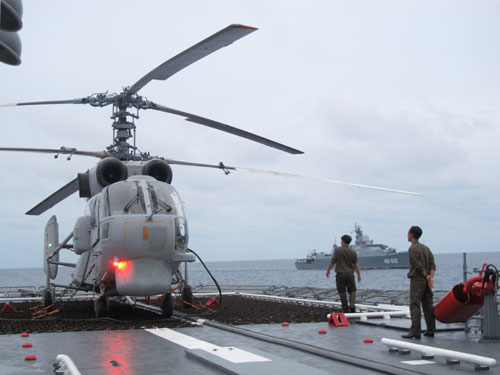 Trực thăng Ka-28 trên tàu hộ vệ tên lửa Đinh Tiên Hoàng trong chuyến thăm 3 nước Đông Nam Á. Nguồn ảnh: báo Quân đội Nhân dân.