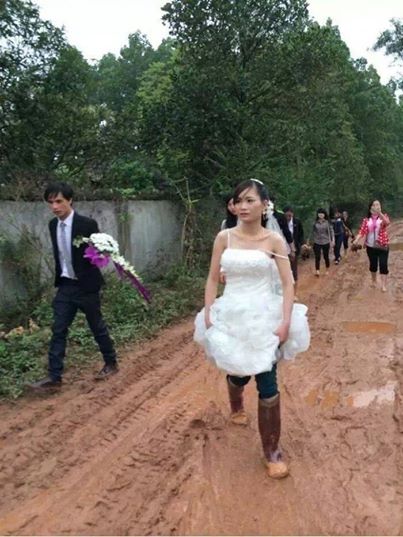 Trong bức ảnh, cô dâu và chú rể mỗi người chọn lựa phương cách riêng để vượt qua con đường bùn lầy, trong khi chú rể khá thoải mái thì cô dâu lại tỏ ra chật vật khi phải vén váy, đi ủng cao. 