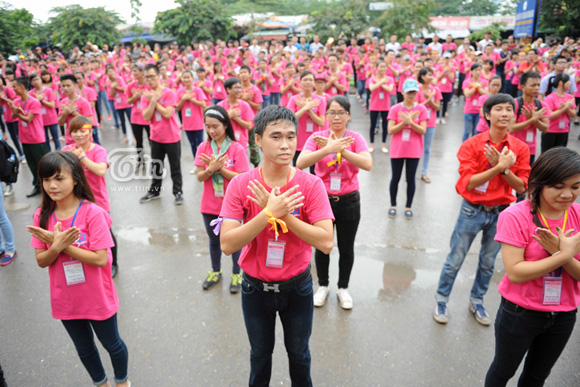 Hình ảnh đẹp của 5000 TNV nhảy flashmob dưới lòng đường Hà Nội