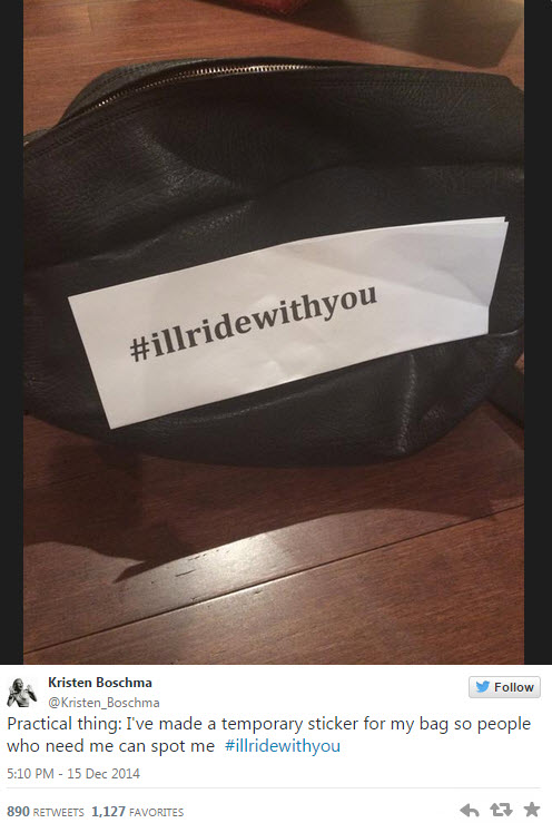 Một người dán dòng chữ #illridewithyou lên túi xách để những người cần sự bảo vệ có thể nhận ra mình.