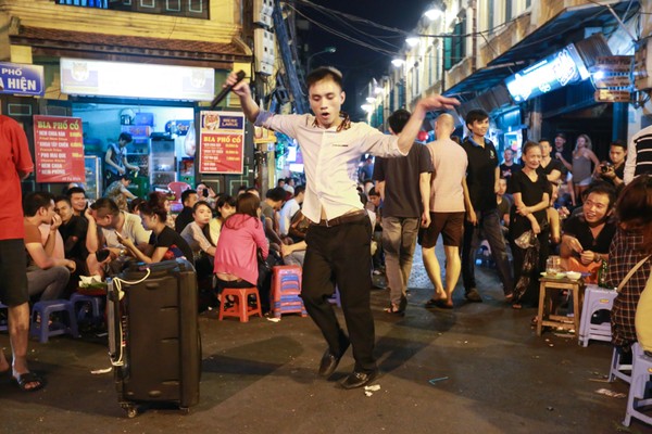 Cuộc sống mưu sinh lề đường của “Thánh quẩy” gây sốt Vietnams Got Talent 16