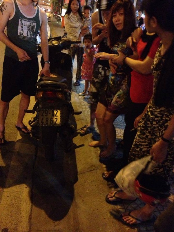 Cô gái bị tên cướp kéo lê trên đường Nguyễn Văn Cừ
