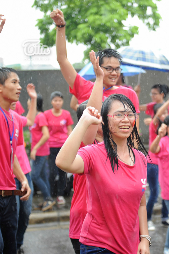 Hình ảnh đẹp của 5000 TNV nhảy flashmob dưới lòng đường Hà Nội