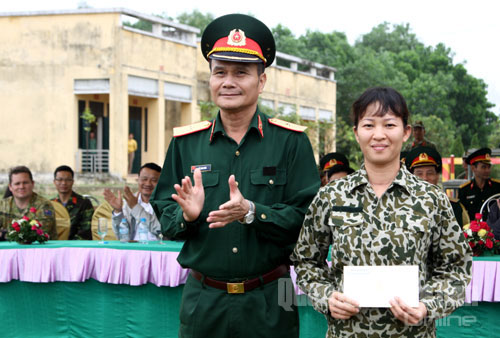 Thiếu tướng Đỗ Thanh Bình, Tư lệnh Binh chủng Đặc công, tặng thưởng khối nữ chiến sĩ đặc công tham gia trình diễn.