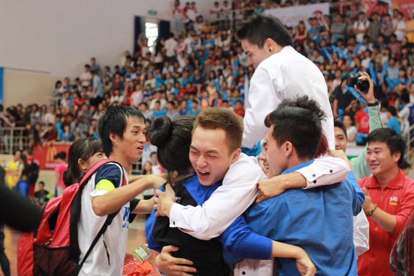 Giây phút hạnh phúc của các sinh viên trường đại học Hồng Bàng khi chiến thắng ở môn nhảy đối kháng