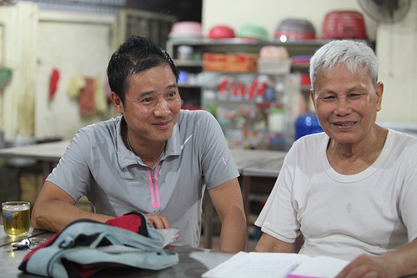 Cuối chiều, Hồng Sơn vào phòng ăn uống vài lon bia và thanh toán sổ Nam Tào