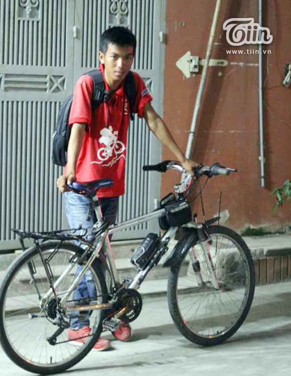Chàng trai 18 tuổi hoãn thi ĐH đạp xe xuyên Việt quyên góp 20 nghìn cuốn sách