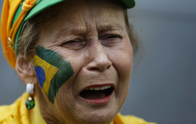 Một fan hâm mộ của Brazil khóc tại sự kiện công chúng xem Fan Fest ở Sao Paulo, Brazil, khi bà nhìn thấy trận bán kết FIFA World Cup bóng đá giữa Brazil và Đức vào ngày 08 Tháng Bảy năm 2014. Miguel Schincariol / AFP / Getty Images