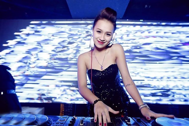 Trang phục diễn nóng bỏng của các DJ sexy nhất Vbiz - Ảnh 17