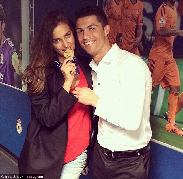 Cris Ronaldo chia vui với Irina ngay sau trận đấu