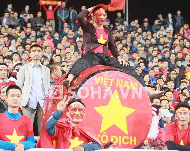 Fan nam giả gái thất thần vì ĐT Việt Nam thua Malaysia 2-4
