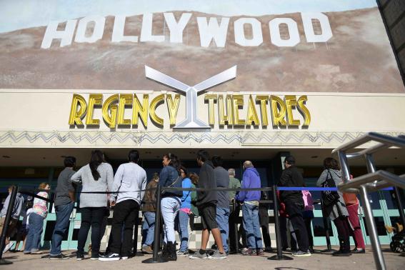 Rạp Regency Theatres ở Los Angeles cũng rất đông người tới mua vé.