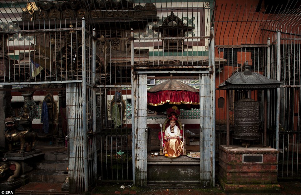 Samita Bajracharya ngồi trên ngai vàng truyền thống của Kumari khi cô chờ đợi cho khách trong một lễ hội truyền thống Matya