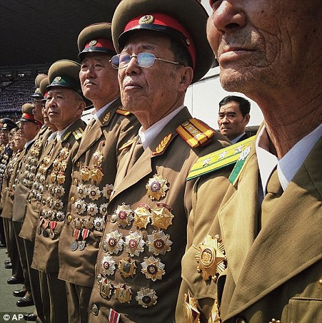 Tủ trang trí với huy chương, các thành viên quân đội đã nghỉ hưu của Bắc Triều Tiên đứng ở sự chú ý ở Bình Nhưỡng