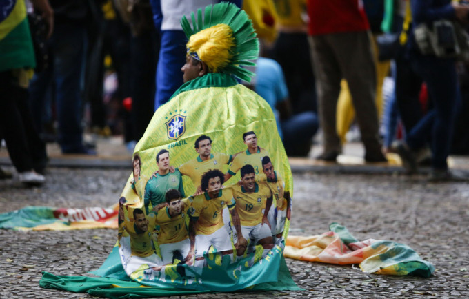 Một fan hâm mộ của Brazil quỳ trong chán nản khi nhìn trận bán kết FIFA World Cup bóng đá giữa Brazil và Đức tại sự kiện công chúng xem Fan Fest ở Sao Paulo, Brazil, vào ngày 08 tháng 7 năm 2014. Miguel Schincariol / AFP / Getty Images