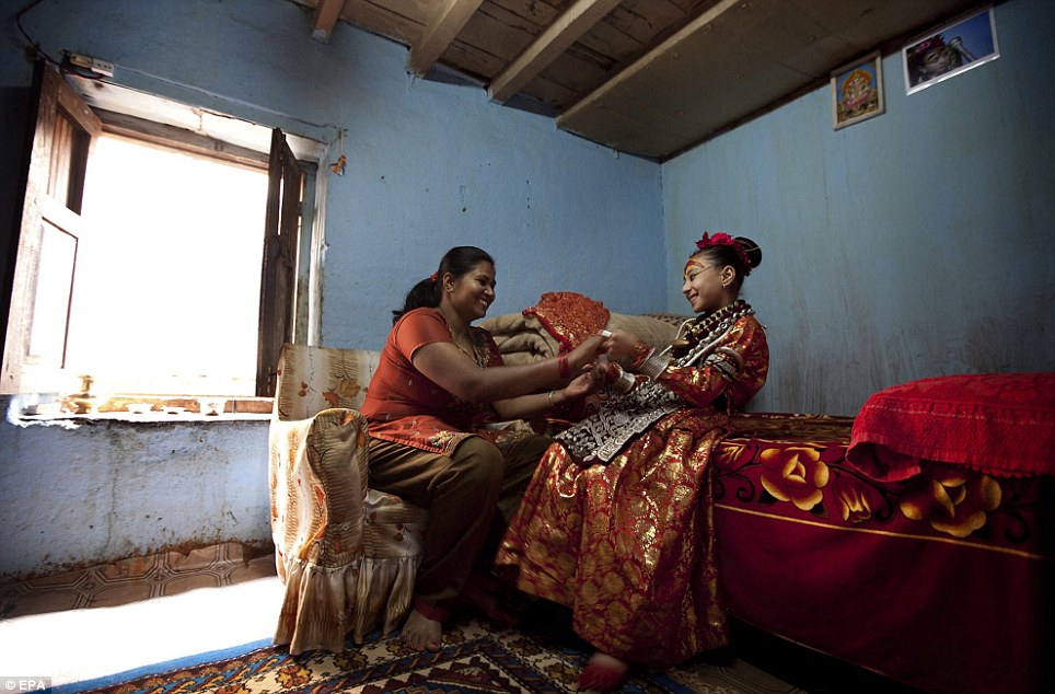 Kumari Samita Bajracharya (R) chia sẻ một khoảnh khắc ánh sáng với mẹ Purna Shova Bajracharya