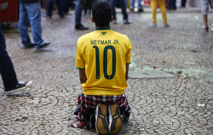 Một fan hâm mộ của Brazil quỳ trong chán nản khi nhìn trận bán kết FIFA World Cup bóng đá giữa Brazil và Đức tại sự kiện công chúng xem Fan Fest ở Sao Paulo, Brazil, vào ngày 08 tháng 7 năm 2014. Miguel Schincariol / AFP / Getty Images