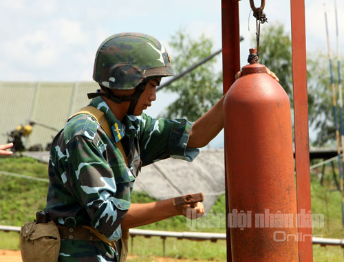 Tiếng kẻng báo động chuyển cấp vang lên dồn dập.