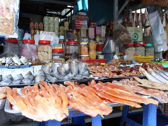 Điểm nổi bật khu chợ này là các loại cá khô được đánh bắt từ Biển Hồ Phnôm Pênh. Rất nhiều loại cá được bày biện hấp dẫn, treo lủng lẳng khiến người mua quan tâm.
