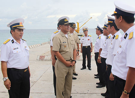 Đại tá Lê Xuân Thủy (bên trái), Phó Tư lệnh Vùng 4 Hải quân, trưởng đoàn Việt Nam, đón trưởng đoàn Phi-líp-pin Đại tá Carlito M Barizo, Phó Tư lệnh Hải quân miền Tây Phi-líp-pin và giới thiệu các thành phần đón đoàn. Đại tá Barizo nói ngay khi đặt chân lên đảo: Đây là một sự kiện lịch sử.