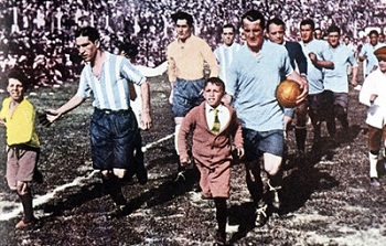 Uruguay và Argentina bắt đầu ra sân thi đấu
