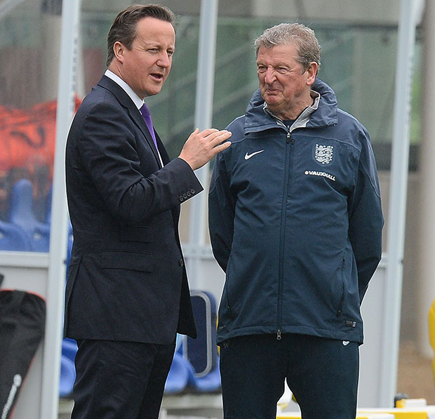 HLV Tam sư, Roy Hodgson, không mấy vui vẻ khi Thủ tướng Anh - David Cameron, tới thăm