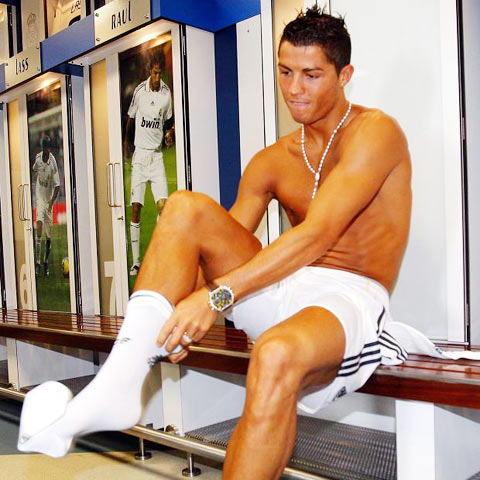 Ronaldo luôn đeo tất chân phải trước