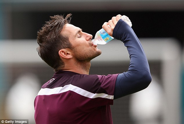 Các cầu thủ Anh như Lampard phải liên tục uống thêm nước