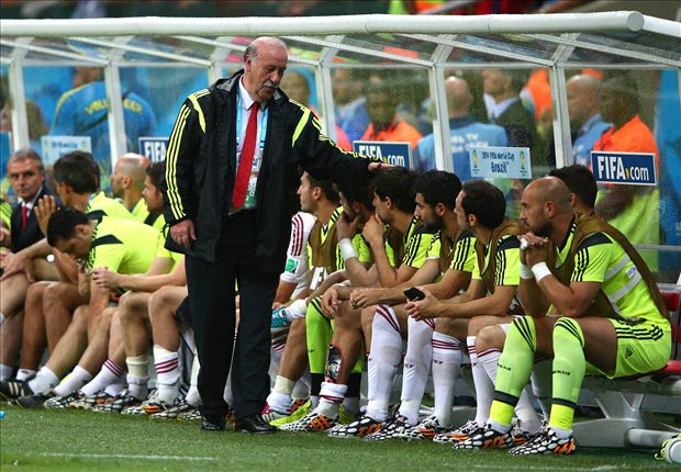 HLV Vicente Del Bosque an ủi các học trò khi trận đấu còn chưa kết thúc
