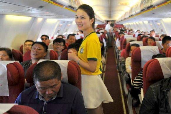 Các nữ tiếp viên hàng không Trung Quốc mặc đồ cổ vũ Brazil