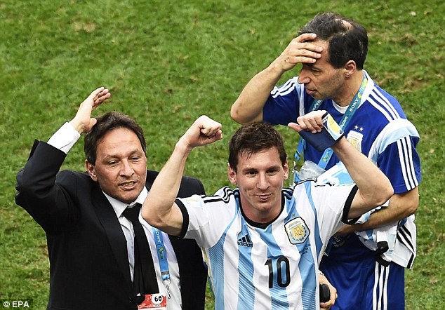 Messi ăn mừng chiến thắng của Argentina