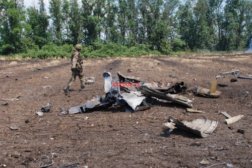 1 trong 2 chiếc Su-25 đã bị rơi tại chỗ và viên phi công đã kịp nhảy dù. Lực lượng dân quân trong khi làm nhiệm vụ tìm kiếm phi công đã phát hiện chiếc dù bị bỏ lại.