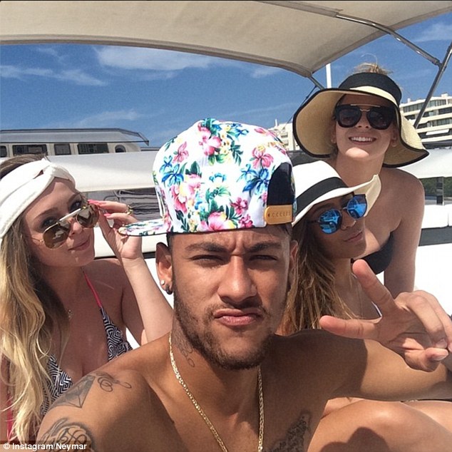 Neymar nghỉ dưỡng bên Ibiza