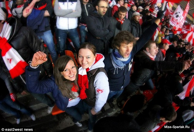 Stepanova và 1 fan nữ khác trên khán đài trận mở màn Premier League Nga giữa Spartak Moscow và Rubin Kazan. Trận này, Spartak thắng 4-0.