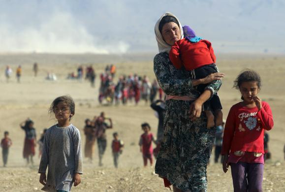 Những người Yazidi mất nhà cửa chạy tới Syria nhằm trốn khỏi bạo lực gây ra bởi những lực lượng trung thành với Nhà nước Hồi giáo ở Sinjar. 