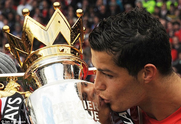 Cris Ronaldo hôn chiếc Cúp Premier League giành được cùng Man United
