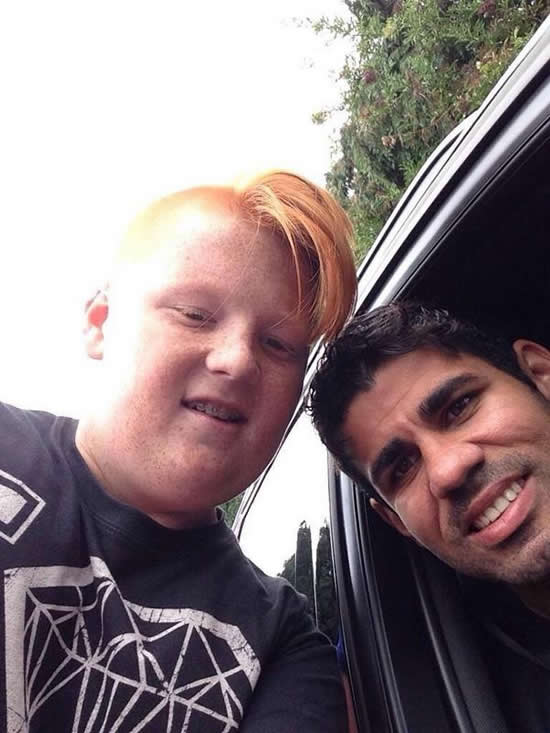 Bức ảnh tự sướng của Diego Costa cùng 1 fan nhí đang được NHM Chelsea lan truyền với niềm tự hào