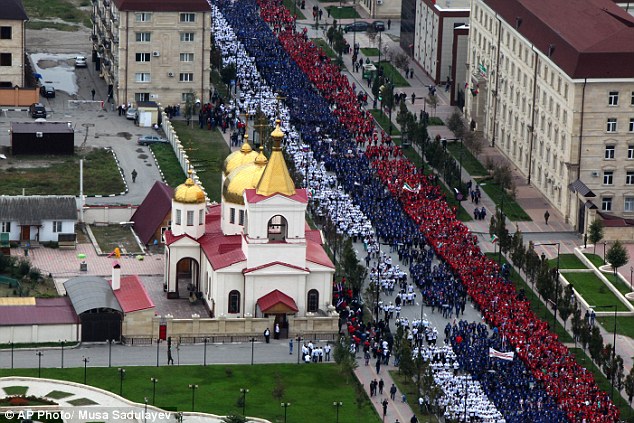 Đoàn người diễu hành tại thủ đô Chechnya đề mừng sinh nhật Tổng thống Nga.