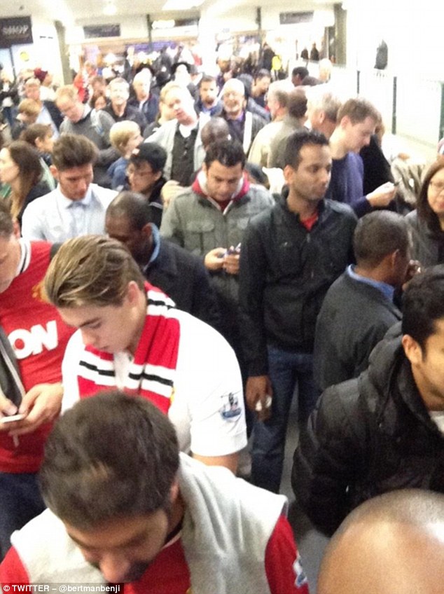 Giao thông ở Manchester tắc nghẽng vì đại chiến Man United vs Chelsea