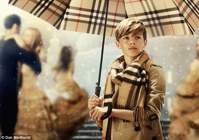 Beckham trở lại: Romeo, 12 tuổi, đã được công bố là ngôi sao của chiến dịch Giáng sinh của Burberry và chứng minh anh ta sau mẹ bước chân thời trang của Victoria trưng bày thông tin phong cách của mình trong hình ảnh mới