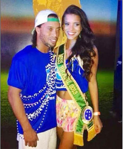 Jakelyne chụp ảnh bên Ronaldinho